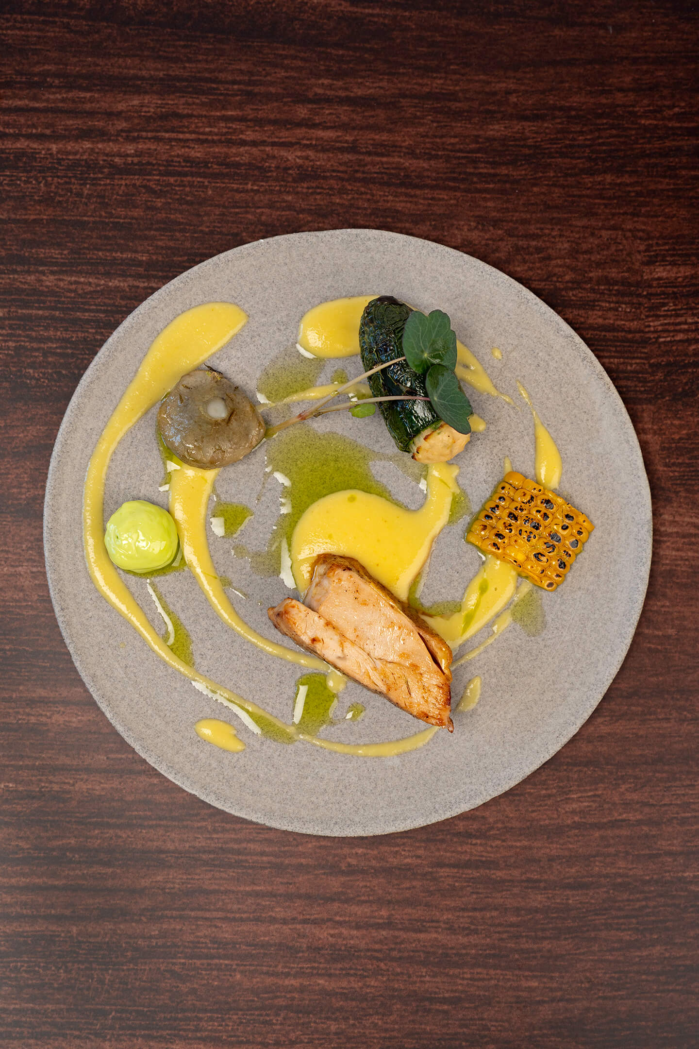 Parelhoen met een velouté van maïs en komijn, gevulde jalapeño, gebrande maïs en padrón peper
